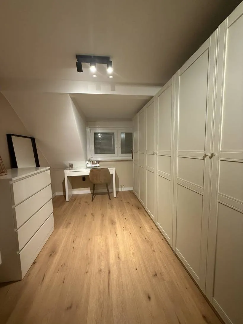 Gemonteerde inbouwkasten op maat in een kledingkamer