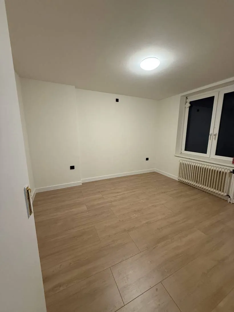 Nieuwe laminaatvloer gelegd in een lege kamer