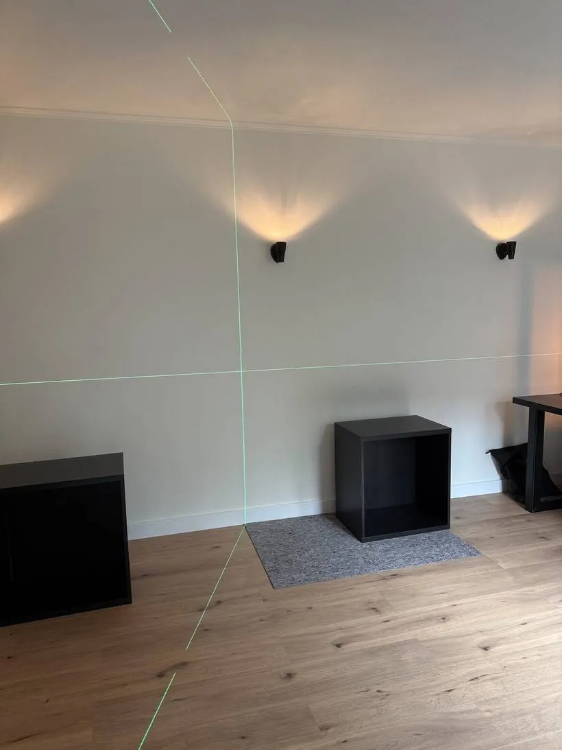 Montage van wandverlichting met een waterpas
