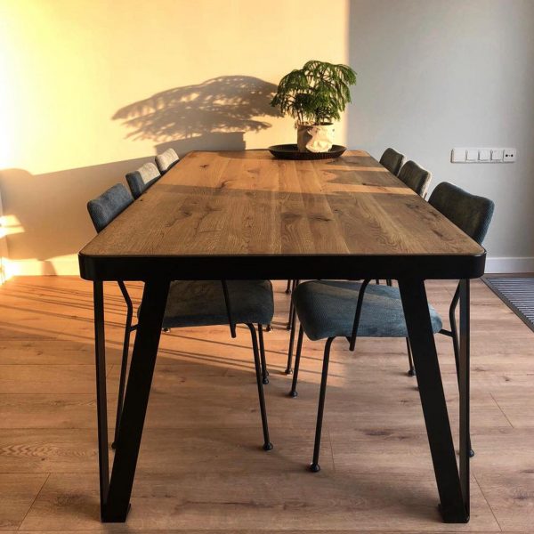 Eettafel eiken in frame met afgeronde hoeken