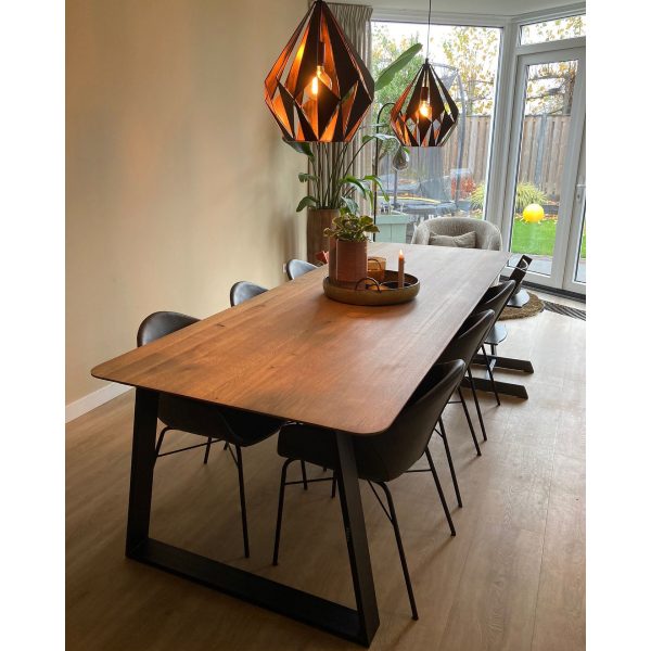 Eiken tafel met verjongde rand en afgeronden hoeken